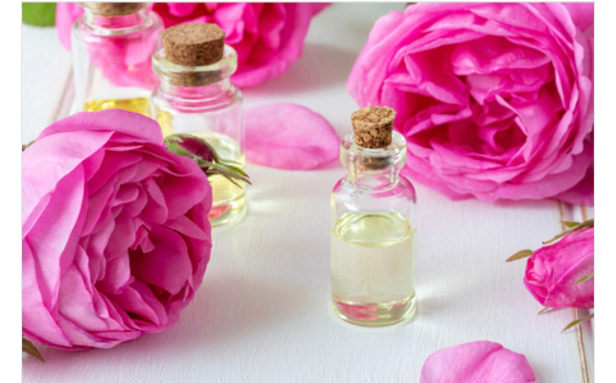 Rose Absolute its a great anti-inflamatory, with great soothing properties. its beneficial for treating both broken capillaries, scaring and dark spots. It has a beautiful sweet, floral, sensual fragrance, that can even balance our mood and emotions during tense times. 